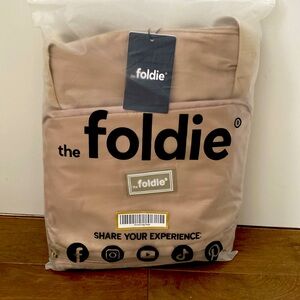 The Foldie bag in khaki color.